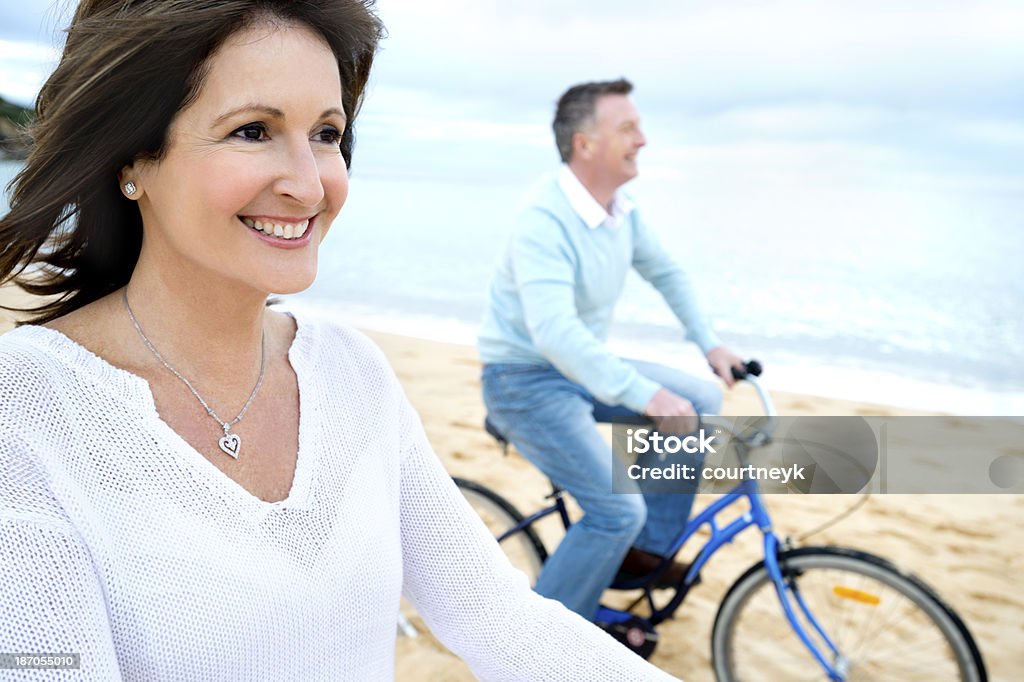 Mature couple équitation vélos - Photo de 45-49 ans libre de droits