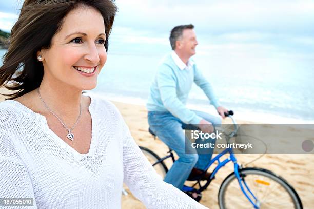 Casal Equitação Bicicletas - Fotografias de stock e mais imagens de 45-49 anos - 45-49 anos, 50 Anos, 50-54 anos