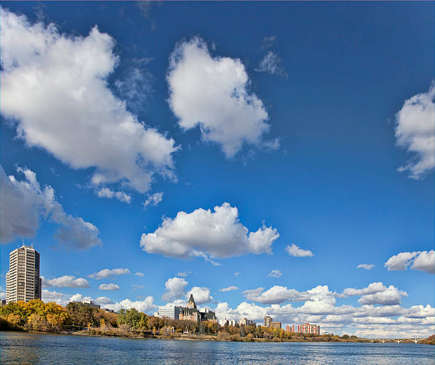 downtwon saskatoon no outono com paisagem com nuvens - south saskatchewan river imagens e fotografias de stock