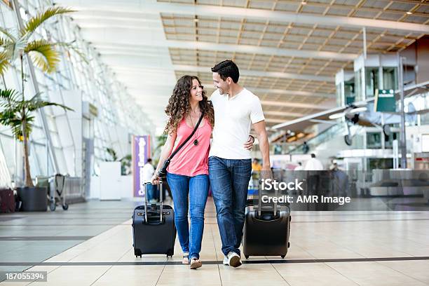 Attactive Paar In Einem Flughafen Stockfoto und mehr Bilder von Abschied - Abschied, Aktivitäten und Sport, Angesicht zu Angesicht