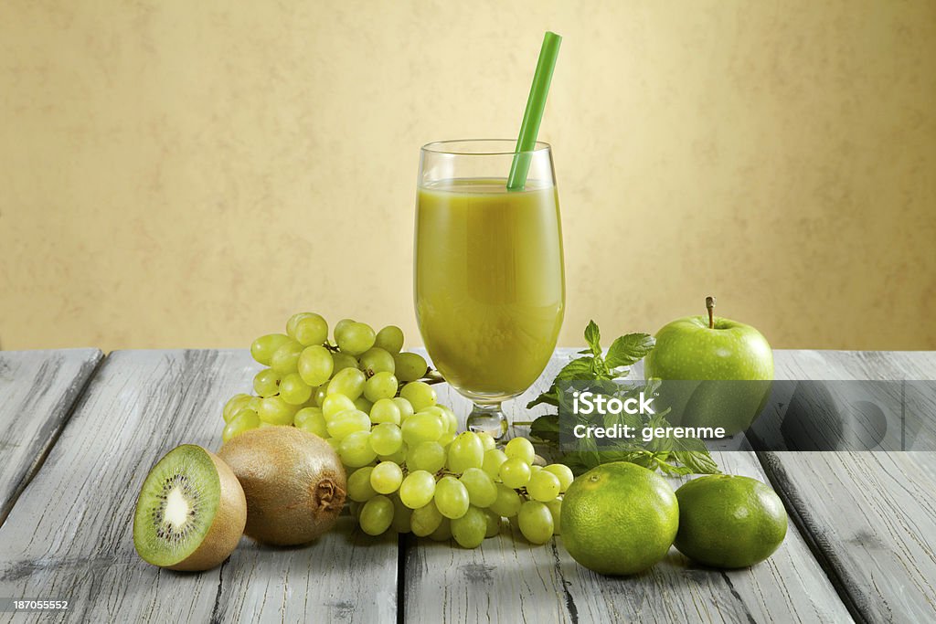 Combinación verde jugo de frutas - Foto de stock de Abundancia libre de derechos