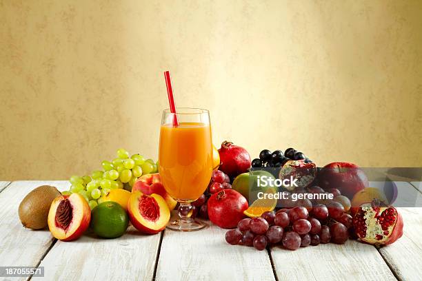 Mezclar Jugo De Frutas Foto de stock y más banco de imágenes de Abundancia - Abundancia, Alimento, Bebida