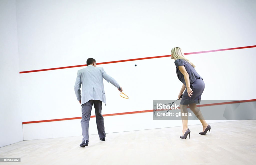 Uomini d'affari su una pausa da squash. - Foto stock royalty-free di Affari