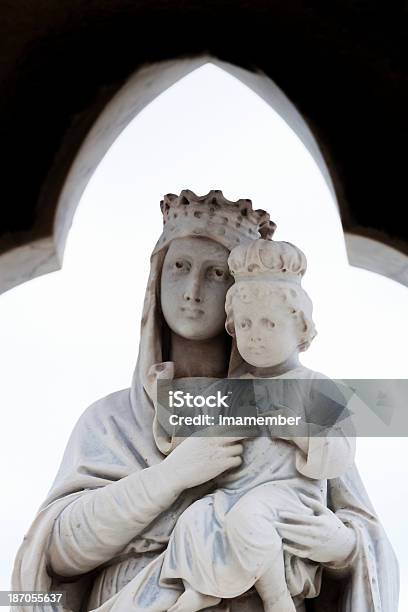 Foto de Virgem Maria Com Criança Jesus Estátua De Mármore Espaço Para Texto e mais fotos de stock de Antigo