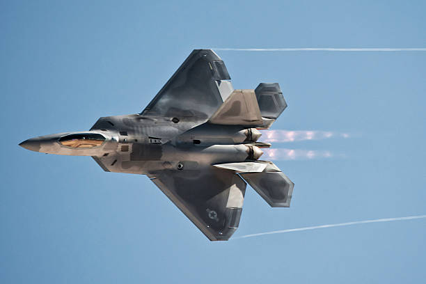 stealth fighter jet con afterburners e clipping path - fighter plane jet military airplane afterburner foto e immagini stock