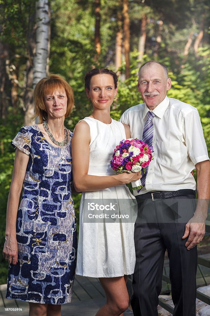 Braut mit ihren Eltern - Lizenzfrei Erwachsene Kinder Stock-Foto