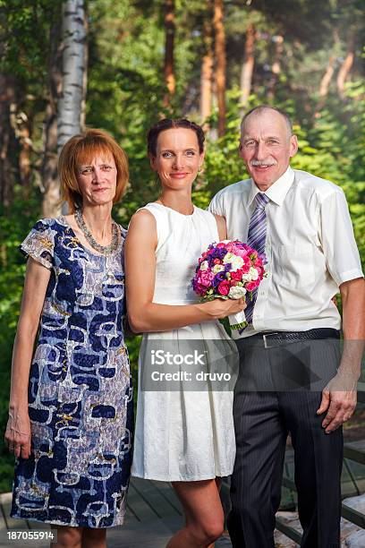Braut Mit Ihren Eltern Stockfoto und mehr Bilder von Erwachsene Kinder - Erwachsene Kinder, Festlich gekleidet, Hochzeit