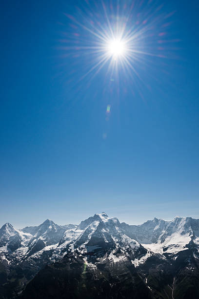 helle sonne über berggipfeln -xxxl - monch sun snow european alps stock-fotos und bilder