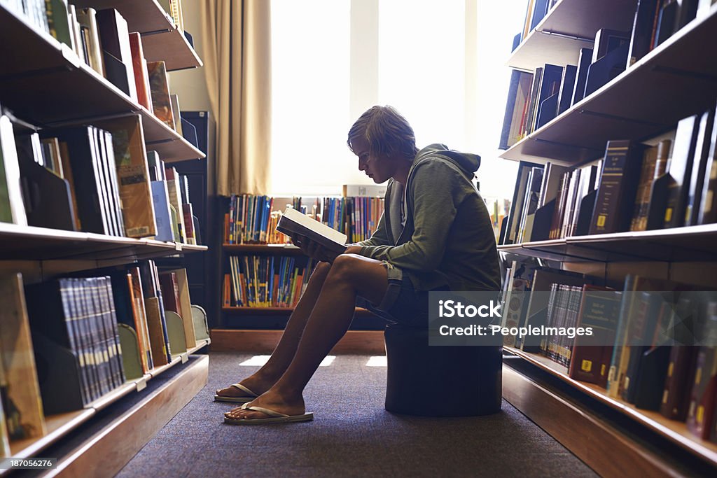 Il est toujours à la recherche d'un bon endroit pour étudier - Photo de Étudier libre de droits