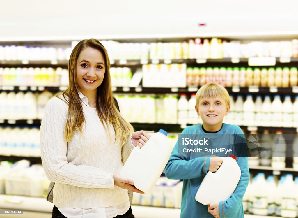 Dairy é delicioso! Feliz Mãe e filho de compras para leite - Foto de stock de 10-11 Anos royalty-free