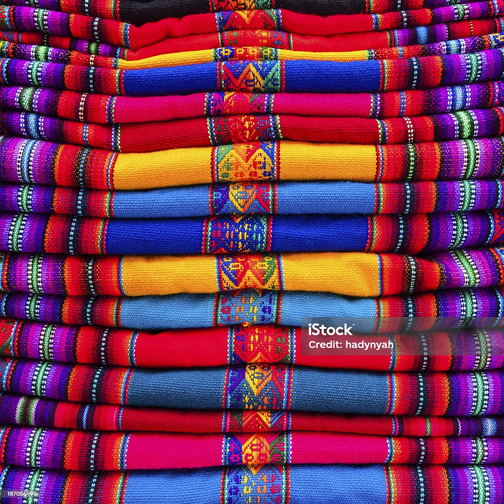 Colorido peruano telas de venta de mercado, Perú, Cuzco - Foto de stock de Abstracto libre de derechos
