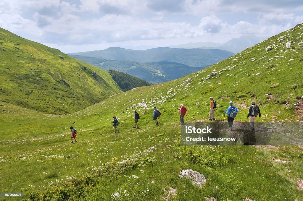 Excursionismo en Mountians grupo - Foto de stock de Montaña libre de derechos