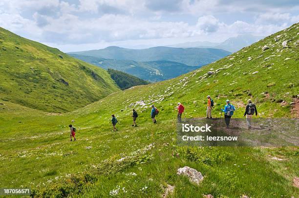 Excursionismo En Mountians Grupo Foto de stock y más banco de imágenes de Montaña - Montaña, Personas, Adulto