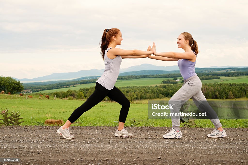 Ragazze esercizio di stretching attivo e in natura. - Foto stock royalty-free di 14-15 anni