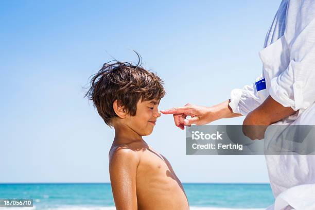 日焼け止めローション - 子供のストックフォトや画像を多数ご用意 - 子供, 日焼け止め, ビタミンD