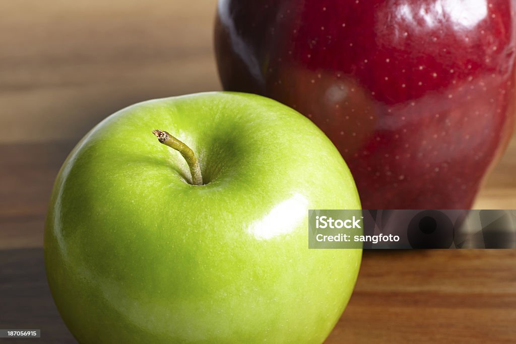 Zielone i czerwone jabłka Zbliżenie - - Zbiór zdjęć royalty-free (Bez ludzi)