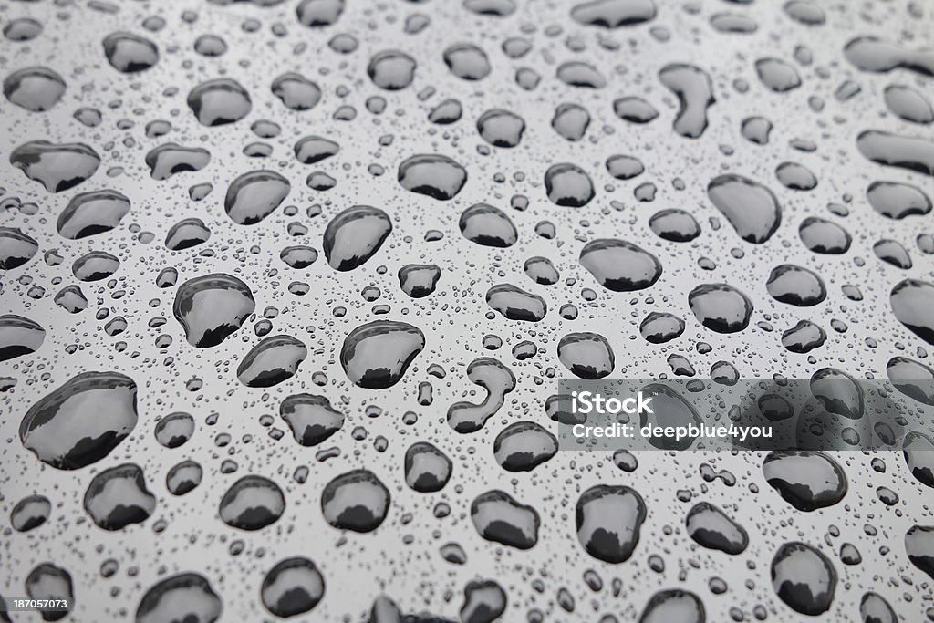 Капли воды на блестящий темный motorhood - Стоковые фото Непромокаемая одежда роялти-фри