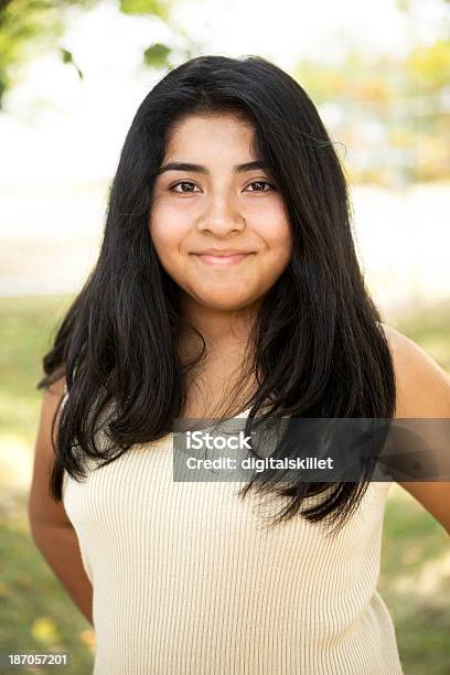 Mexican Dziewczyna Uśmiech - zdjęcia stockowe i więcej obrazów 12-13 lat - 12-13 lat, Brązowe oczy, Brązowe włosy