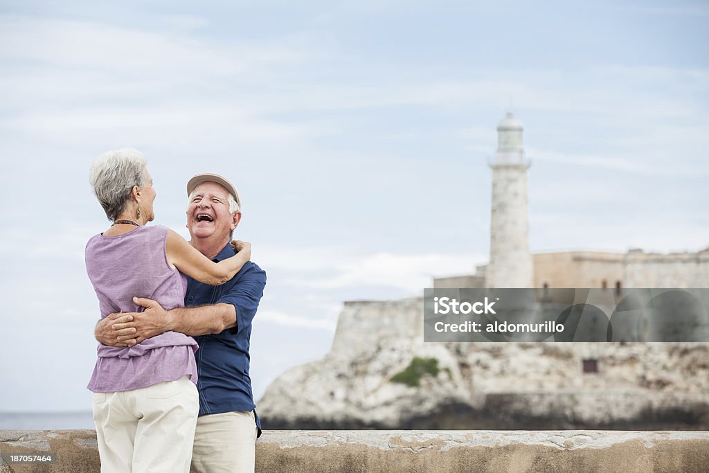 Pareja Riendo y disfrutar de sus vacaciones - Foto de stock de Abrazar libre de derechos