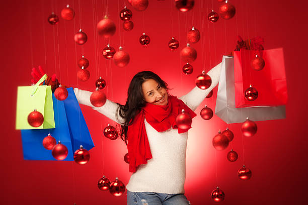 felice ispanico giovane modello shopping natalizio shopping hz - christmas fashion model human arm beautiful foto e immagini stock