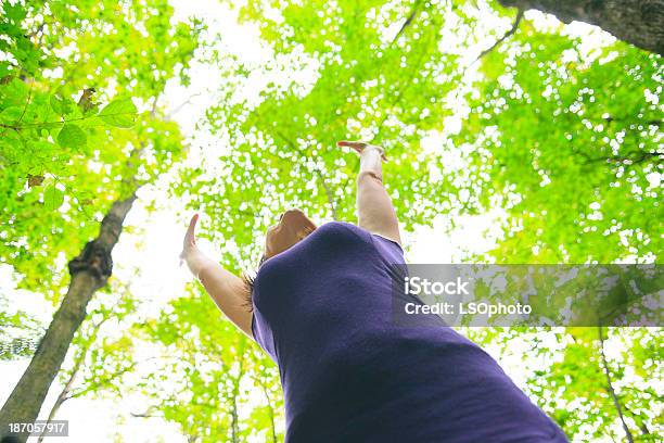 Donna Caduta Contro Naturaalbero - Fotografie stock e altre immagini di Adulto - Adulto, Albero, Allegro