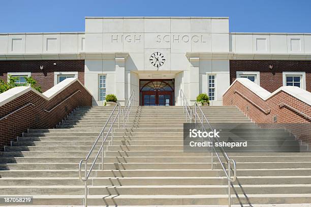 High School Entrada Foto de stock y más banco de imágenes de Escuela secundaria - Escuela secundaria, Entrada, Edificio de escuela secundaria