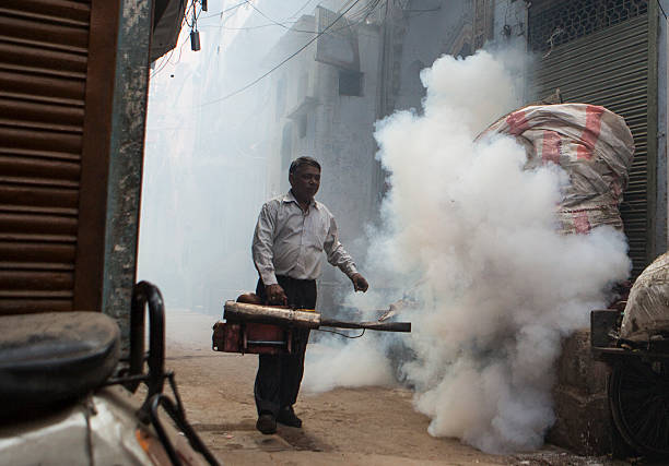 istock Indian labourer fumagates 187058258