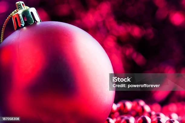 Rojo Navidad Bauble Foto de stock y más banco de imágenes de Adorno de navidad - Adorno de navidad, Brillante, Celebración - Ocasión especial