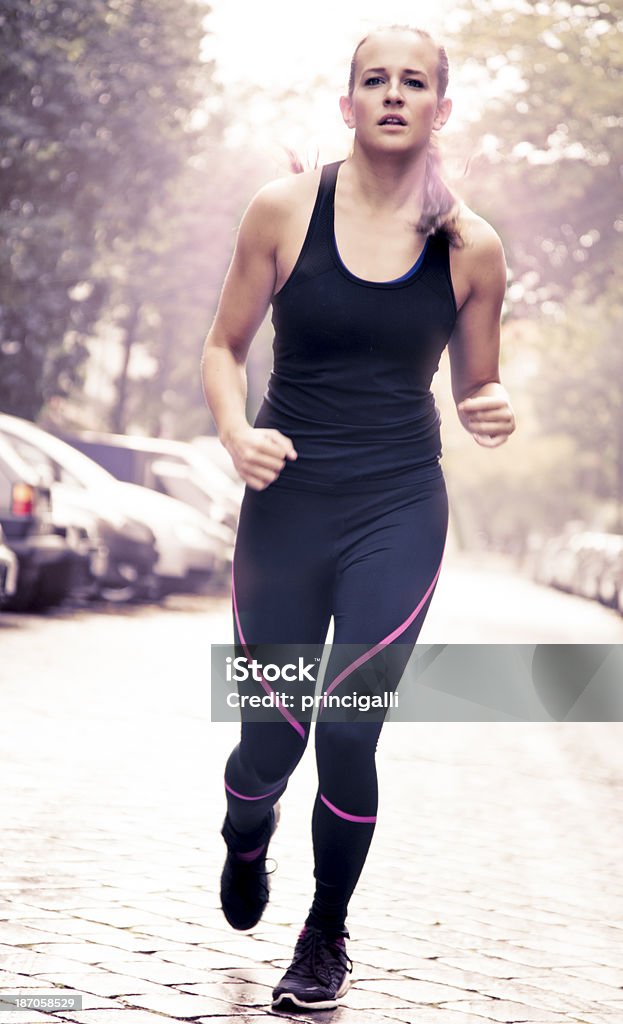 Athletic woman running in der Straße. - Lizenzfrei 25-29 Jahre Stock-Foto