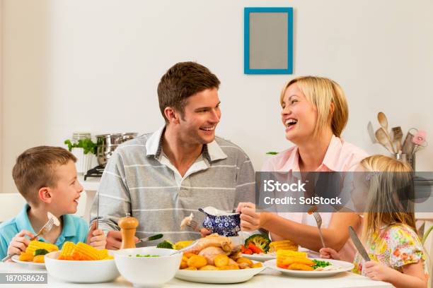Family Obiad - zdjęcia stockowe i więcej obrazów Jeść - Jeść, Kolacja - Posiłek, Rodzina