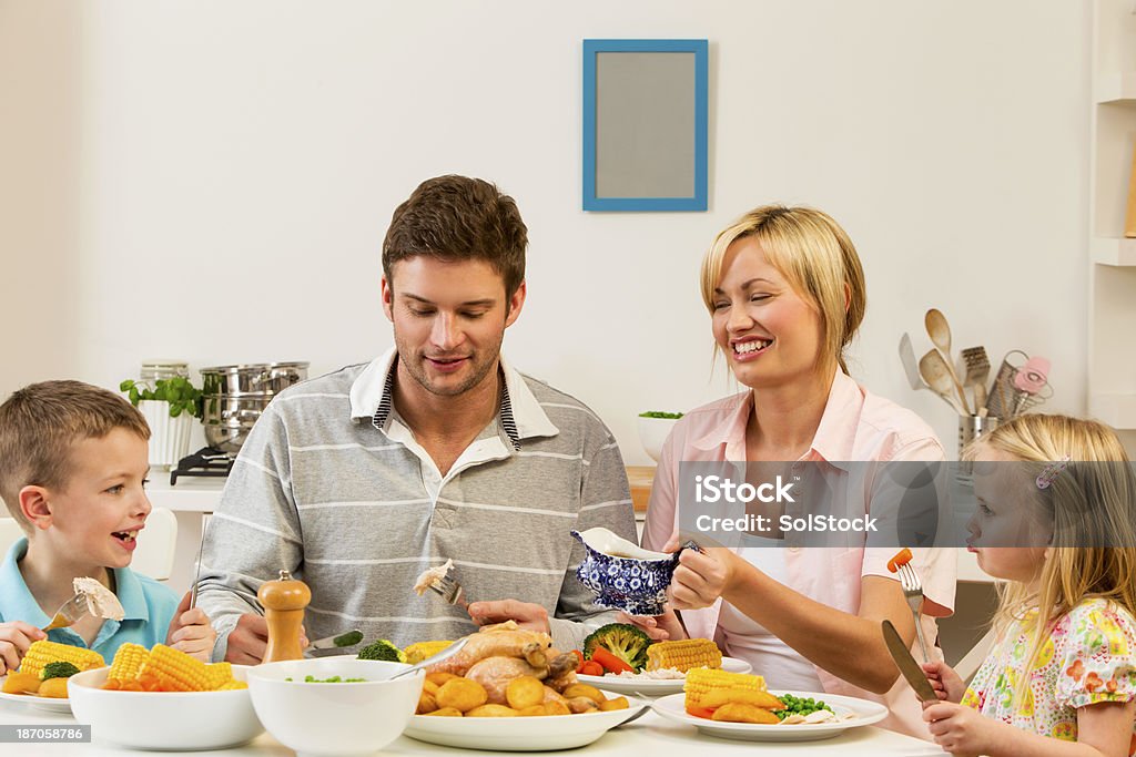 Dîner en famille - Photo de Dîner libre de droits