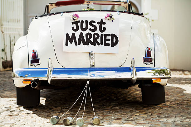 just married sign and cans attached to car's trunk - nygift bildbanksfoton och bilder