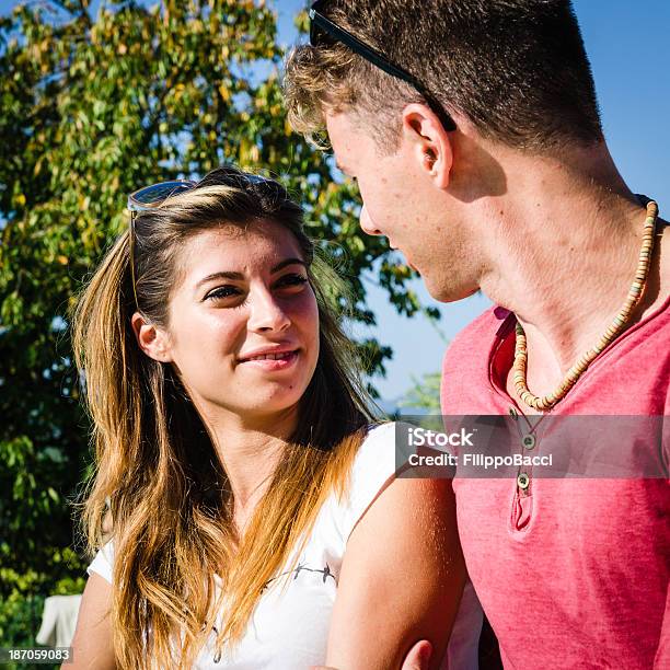 Foto de Jovem Casal Olhando Em Seus Olhos e mais fotos de stock de 18-19 Anos - 18-19 Anos, 20-24 Anos, Abraçar