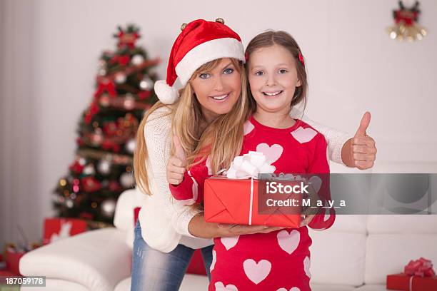 Mãe E Filha De Árvore De Natal - Fotografias de stock e mais imagens de 30-34 Anos - 30-34 Anos, 30-39 Anos, 6-7 Anos