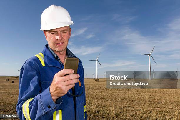 Msg Trabalhador De Energia - Fotografias de stock e mais imagens de A usar um telefone - A usar um telefone, Abraçar Árvore, Ambientalista