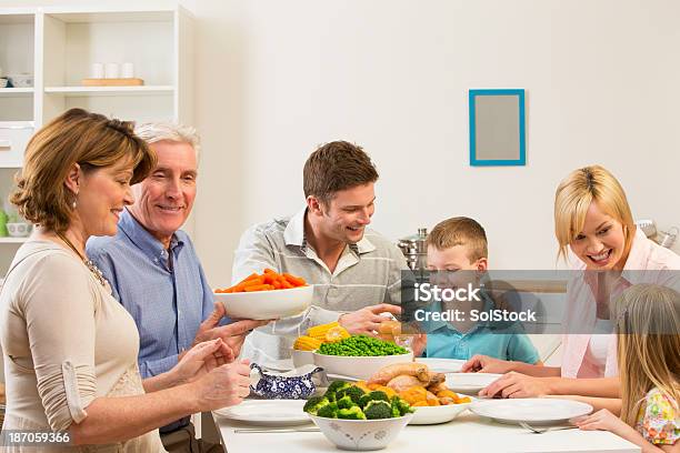 Photo libre de droit de Dîner En Famille banque d'images et plus d'images libres de droit de Adulte - Adulte, Aliment, Aliment rôti