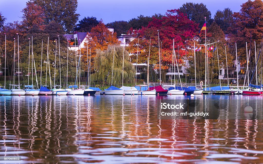 Hamburgo, no lago Alster no outono - Foto de stock de Alemanha royalty-free