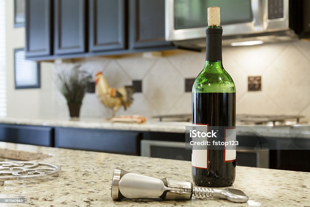 Bebidas: Abridor de garrafa de vinho tinto e na cozinha moderna. - Foto de stock de Garrafa de Vinho - Garrafa royalty-free