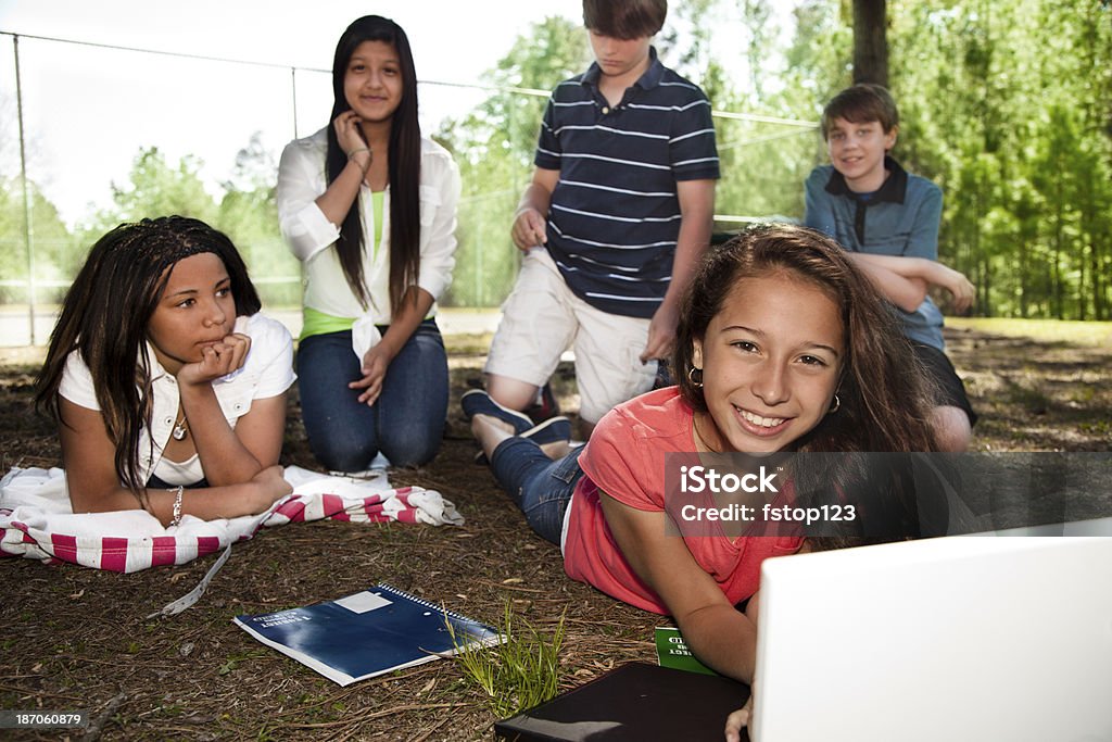Tecnologia: Junior alta studenti utilizzando computer portatile di fuori dello studio. - Foto stock royalty-free di 12-13 anni