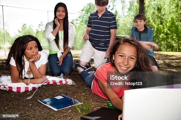 Tecnologia Junior Alta Studenti Utilizzando Computer Portatile Di Fuori Dello Studio - Fotografie stock e altre immagini di 12-13 anni