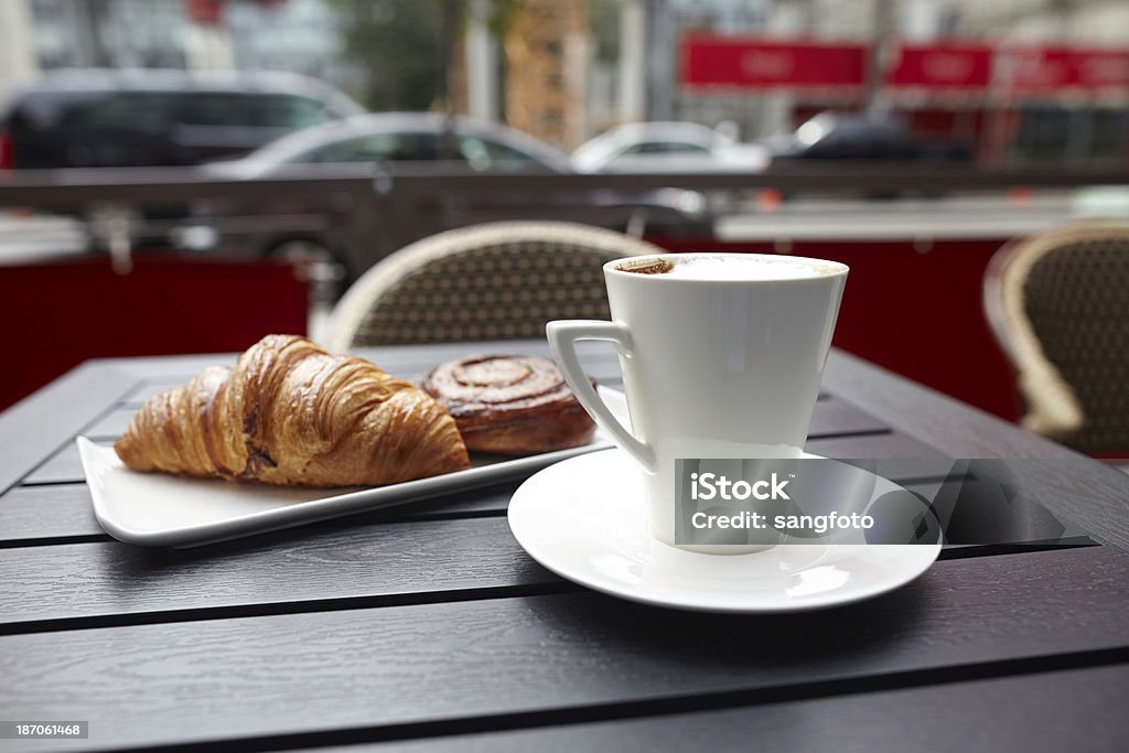 Rogalik Ciastka duńskie (danisze) z cappuccino napój na stół - Zbiór zdjęć royalty-free (Bez ludzi)