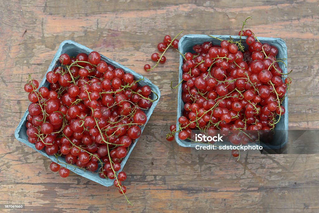 Di ribes rosso bellissimo Redcurrants () sul tavolo - Foto stock royalty-free di Agricoltura