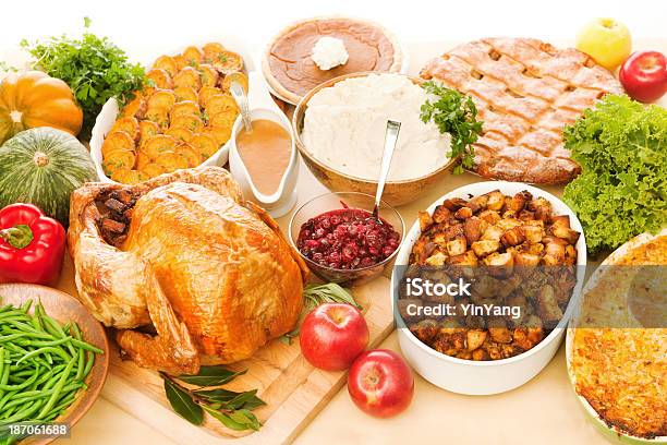 Thanksgivingabendessenangebot Mit Gebratenem Truthahn Verzierungen Horizontal Stockfoto und mehr Bilder von Apfel