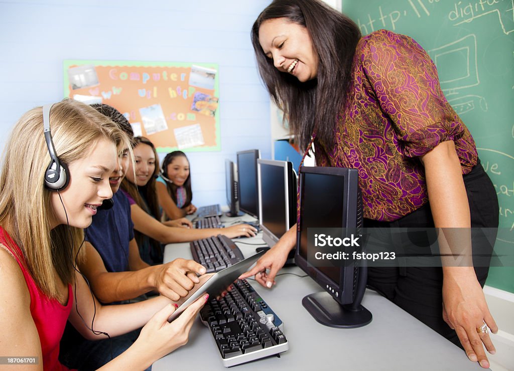 Éducation: Des lycéens en Salle des ordinateurs avec instructeur. - Photo de Adolescence libre de droits