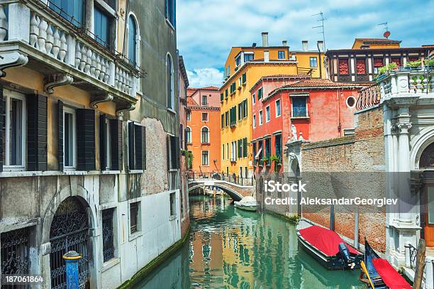 Colorido Canal De Venecia Foto de stock y más banco de imágenes de Agua - Agua, Amarrado, Arquitectura