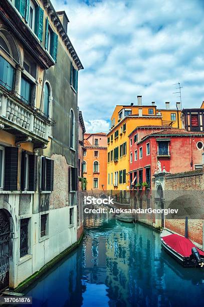 Colorido Canal De Venecia Foto de stock y más banco de imágenes de Agua - Agua, Amarrado, Arquitectura