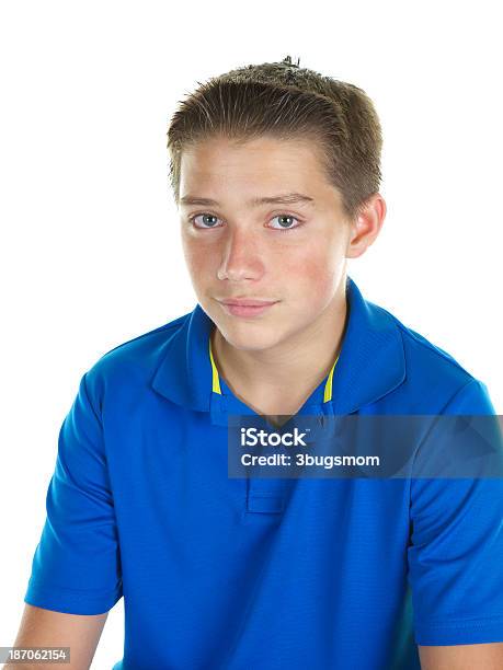 Teenage Boy Retrato Sobre Fondo Blanco Foto de stock y más banco de imágenes de Estudiante de secundaria - Estudiante de secundaria, Foto de cabeza, Cabello corto