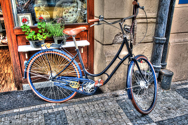 hdr image tradicional en bicicleta contra la pared, y ventana prague europa - classic europe urban scene prague fotografías e imágenes de stock