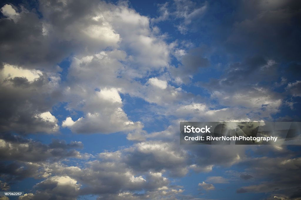 Dramatischer Himmel Hintergrund - Lizenzfrei Aufnahme von unten Stock-Foto