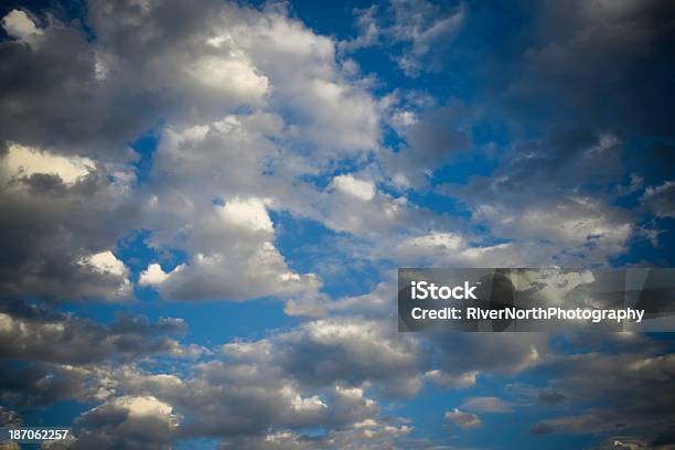 Dramatischer Himmel Hintergrund Stockfoto und mehr Bilder von Aufnahme von unten - Aufnahme von unten, Bildhintergrund, Blau